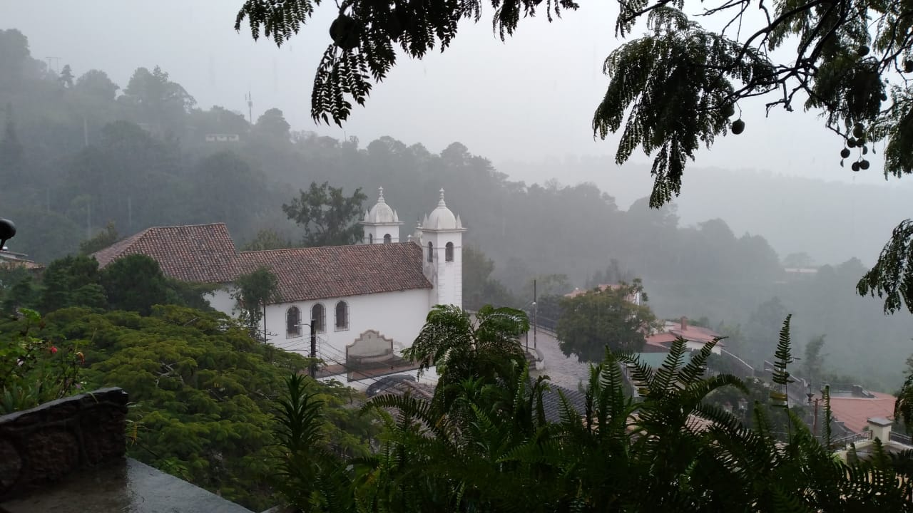 Iglesia colonial de Santa Lucía entre la niebla