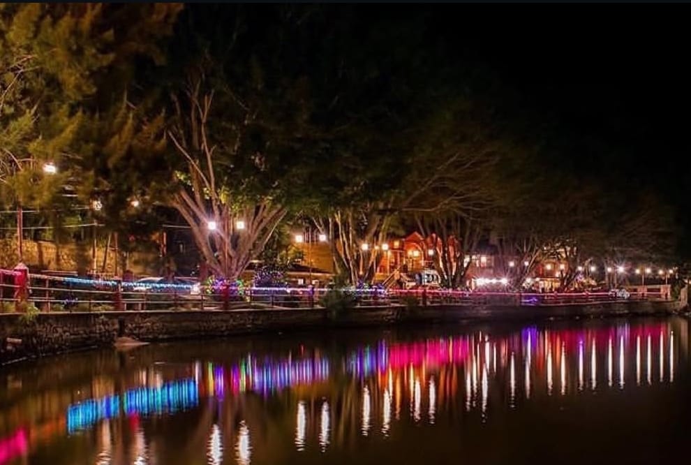 Laguna de Santa Lucía iluminada de noche